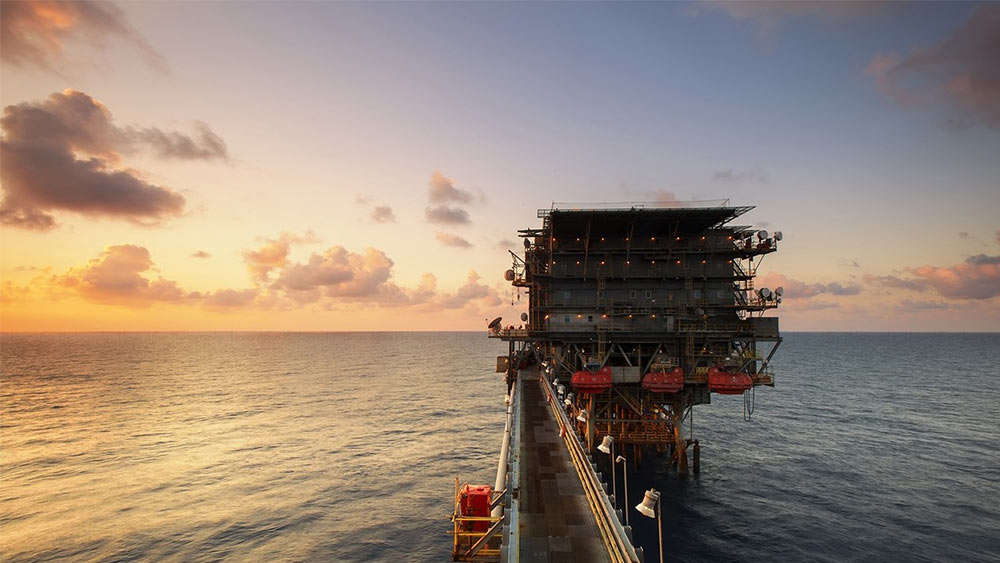 нефтена платформа в океана