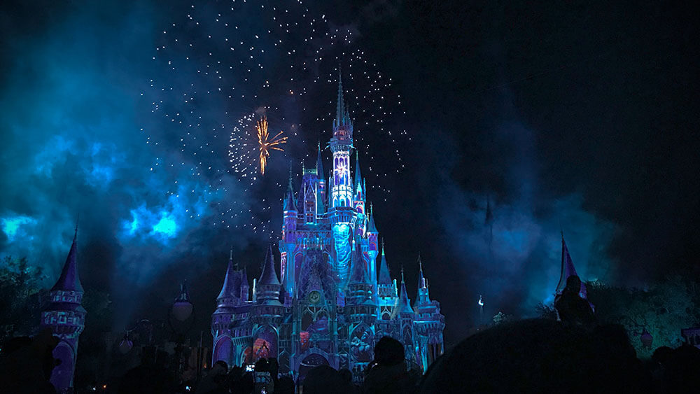 Замъкът Walt Disney вечерно време