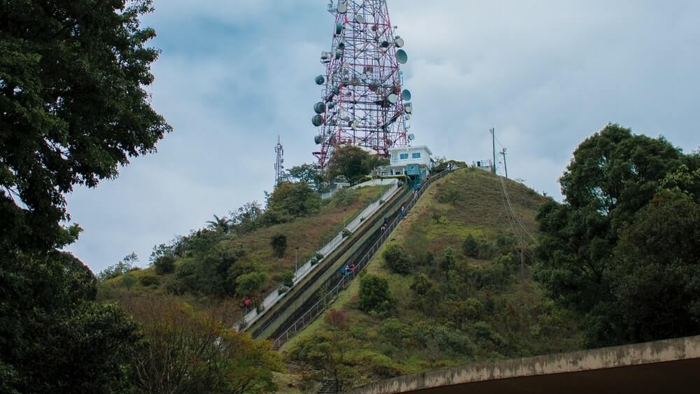 Снимка на телевизионна кула на върха на хълм