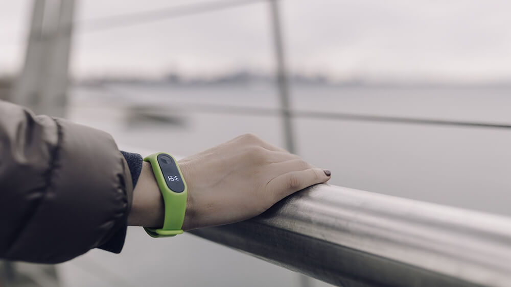 Снимка на човек със smart Fitbit гривна