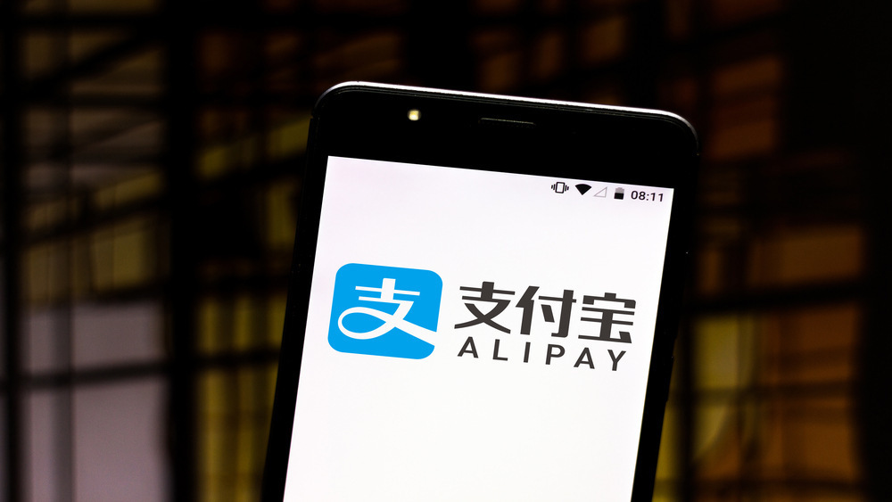 Телефон с отворено приложение Alipay