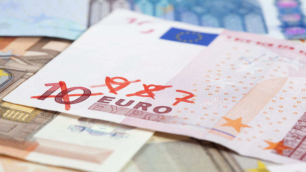 Снимка на банкнота от 10 евро с зачеркната с червен маркер цифра