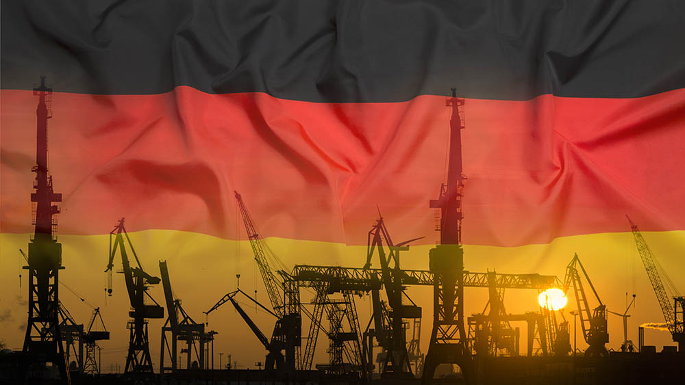 Силуети на промишлени сгради на фона на немското знаме